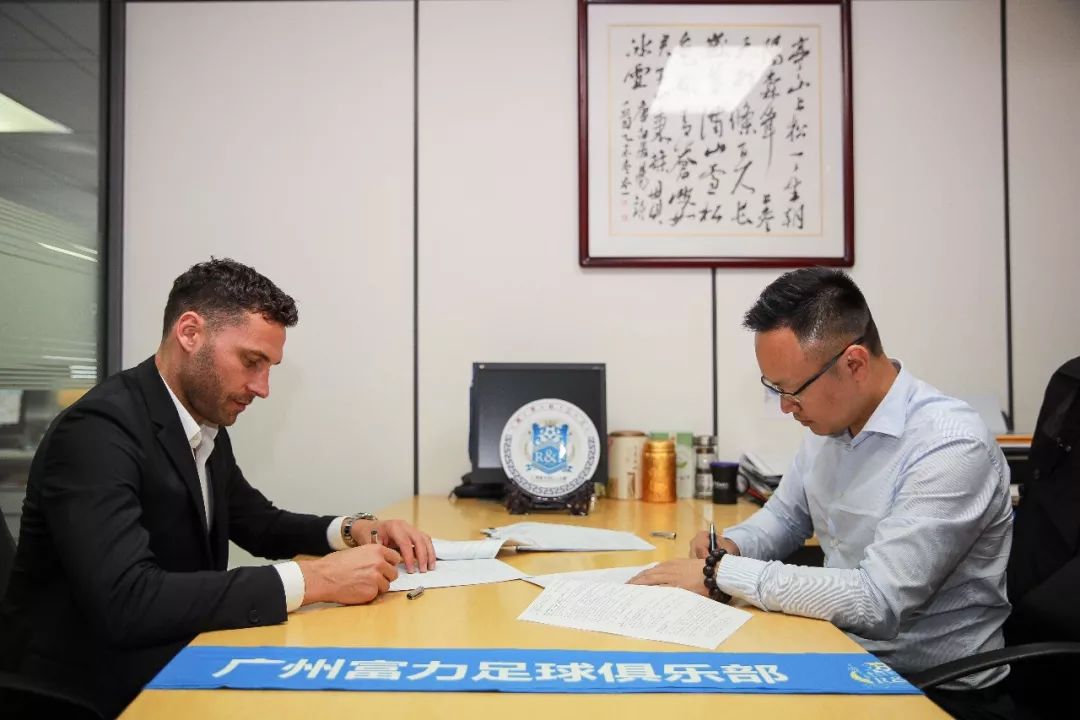 佛罗伦萨内部会议纪要流出:转会期官宣签约;足总杯使命明确;阵容厚度经受考验 佛罗伦萨内部会议纪要流出:转会期官宣签约;足总杯使命明确;阵容厚度经受考验