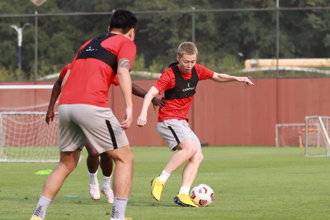 埃因霍温发布备战花絮;冲刺阶段篮板制胜;足总杯任务艰巨;训练强度明显提升 埃因霍温发布备战花絮;冲刺阶段篮板制胜;足总杯任务艰巨;训练强度明显提升